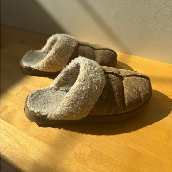 Bear Paw Loki II Cozy Tan Slippers with Cream Lining - Picture 2 of 6